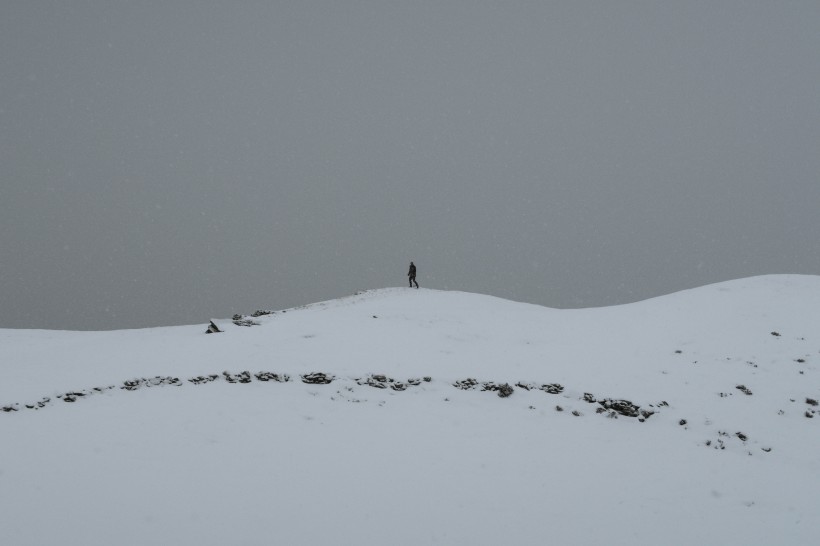 点击大图看下一张：走在雪地的图片
