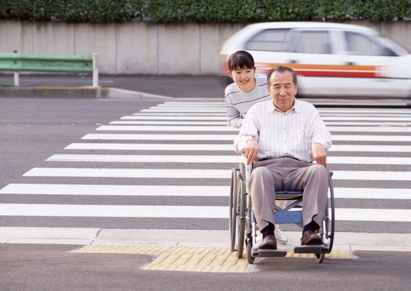 点击大图看下一张：坐轮椅的中老年人图片