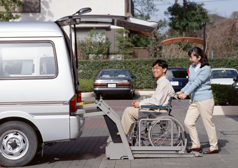 点击大图看下一张：坐轮椅的中老年人图片