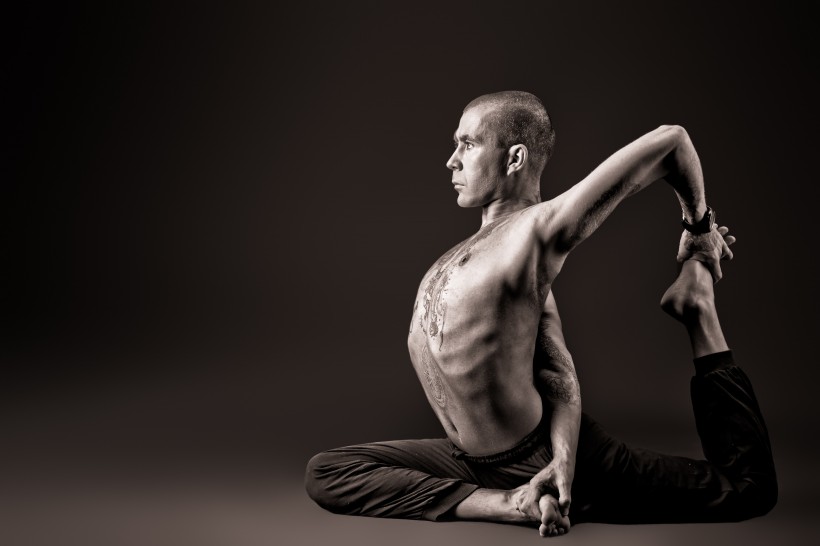 点击大图看下一张：做瑜伽的男人图片