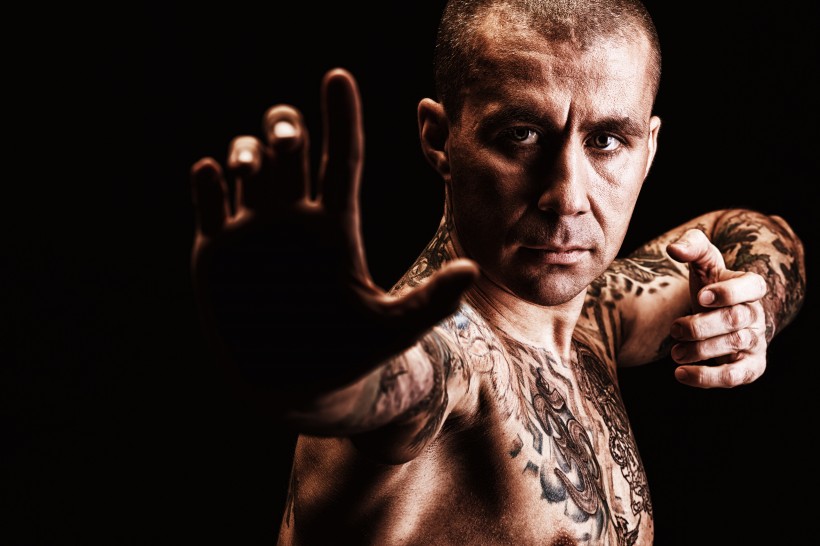 点击大图看下一张:做瑜伽的男人图片