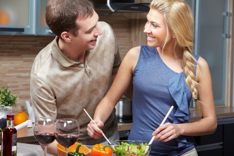 点击大图看下一张：在厨房做饭的情侣图片