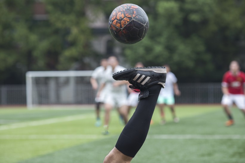 点击大图看下一张:正在训练的足球运动员图片