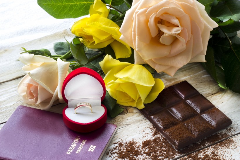 点击大图看下一张：咖啡鲜花戒指巧克力礼品素材图片