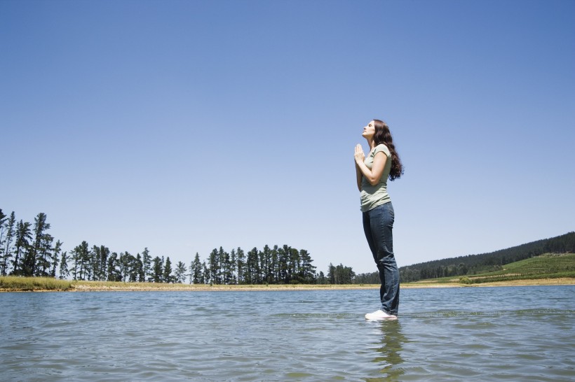 点击大图看下一张：经营理念走在水里图片