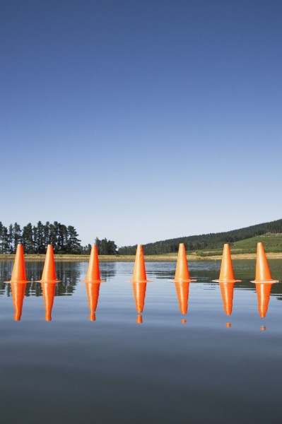 点击大图看下一张：经营理念走在水里图片