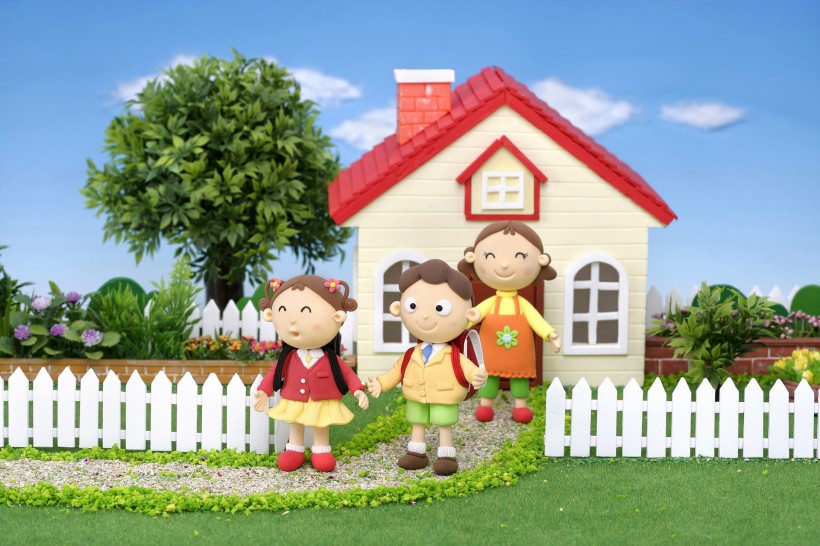 点击大图看下一张:卡通人物家庭户外活动图片