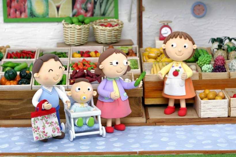 点击大图看下一张:卡通人物家庭户外活动图片