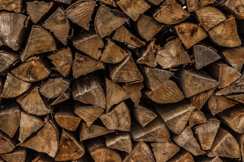 点击大图看下一张：整齐堆放的木头切面纹理图片