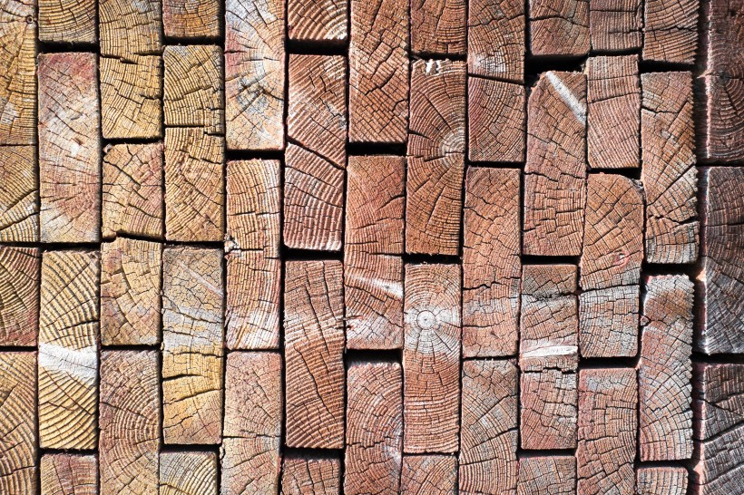 点击大图看下一张：整齐堆放的木头切面纹理图片
