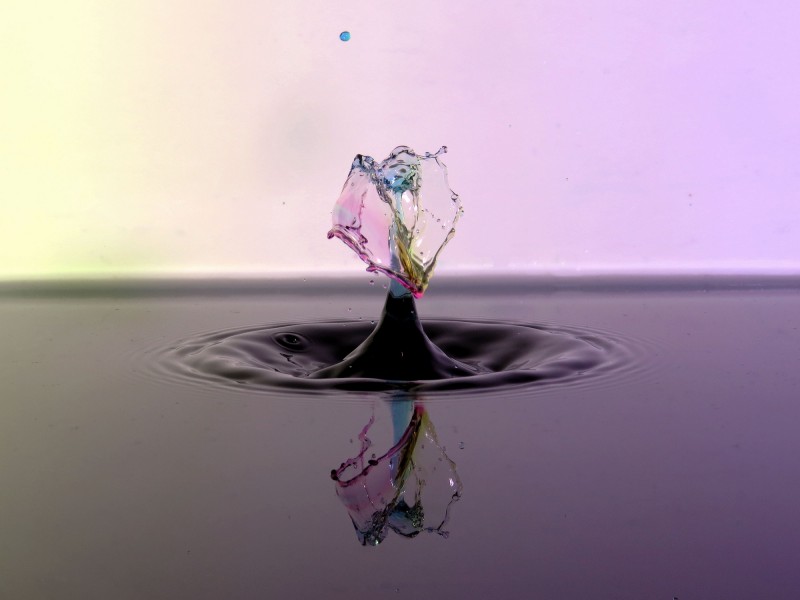点击大图看下一张：各种颜色水滴的倒影图片