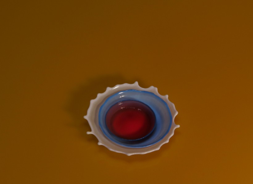 点击大图看下一张：碟子形状的水滴图片