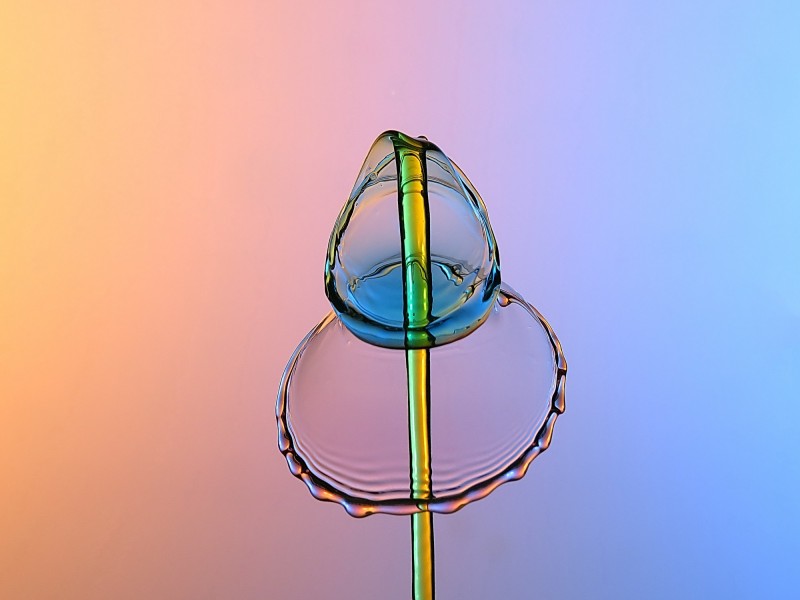 点击大图看下一张：水滴喷撞伞型水花图片