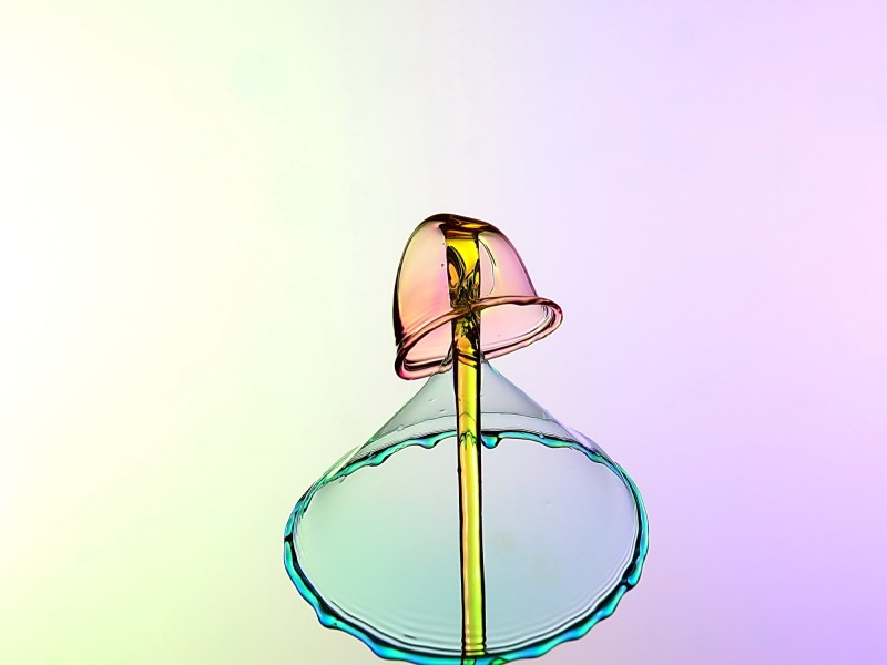 点击大图看下一张：水滴喷撞伞型水花图片
