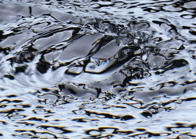 点击大图看下一张:水花水气泡图片