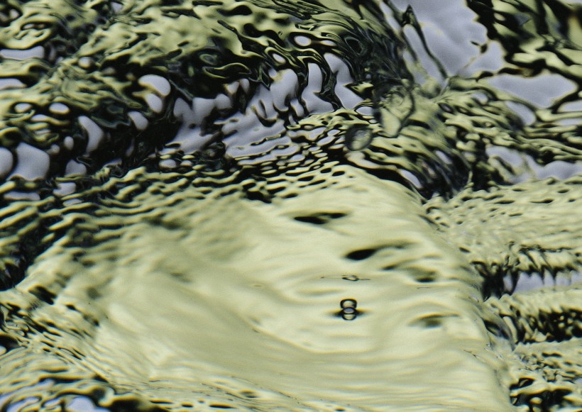 点击大图看下一张:水花水气泡图片