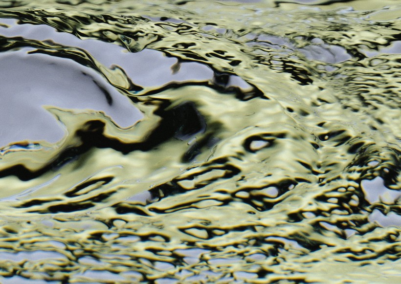 点击大图看下一张:水花水气泡图片