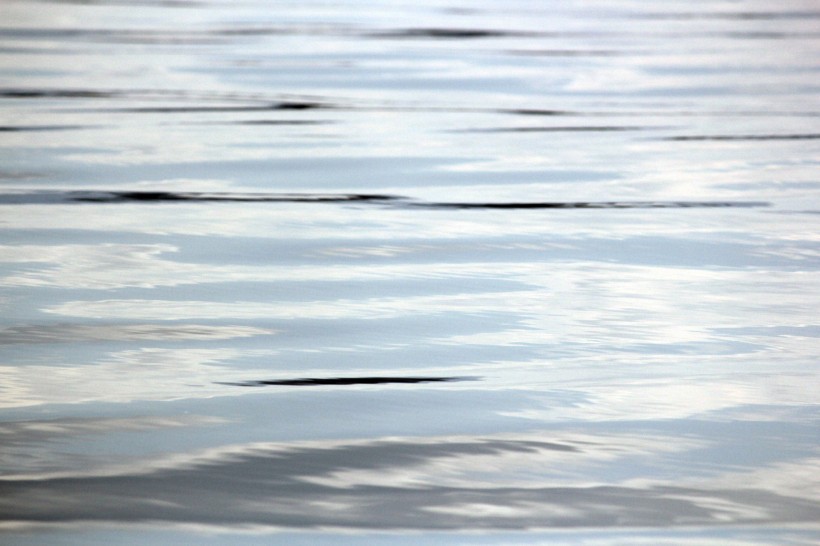 点击大图看下一张：清澈平滑的水面背景图片