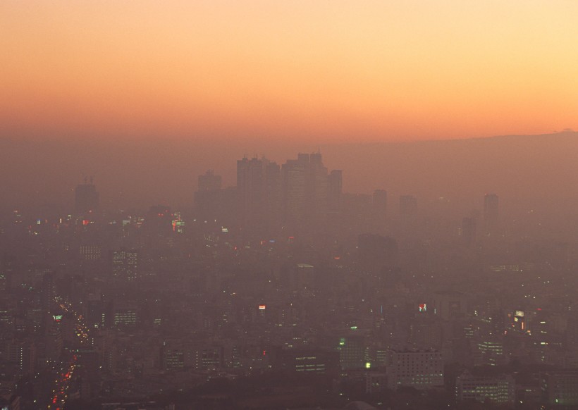 点击大图看下一张：乌烟瘴气的城市图片