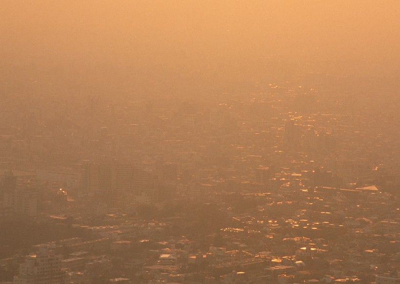 点击大图看下一张：乌烟瘴气的城市图片