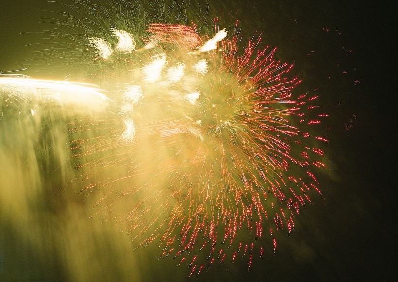 点击大图看下一张：绚丽烟花图片