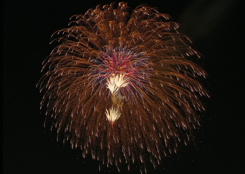 点击大图看下一张：绚丽烟花图片