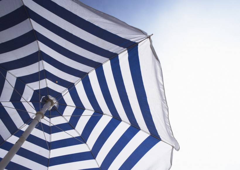 点击大图看下一张：夏日清新素材游泳圈遮阳伞图片