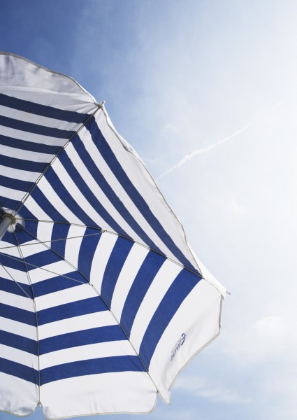 点击大图看下一张：夏日清新素材游泳圈遮阳伞图片