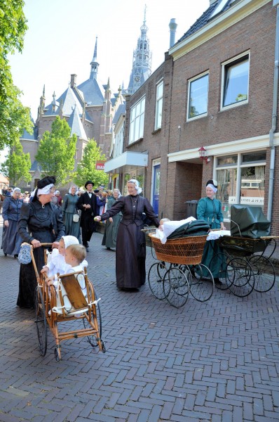 点击大图看下一张：荷兰传统的婴儿车图片