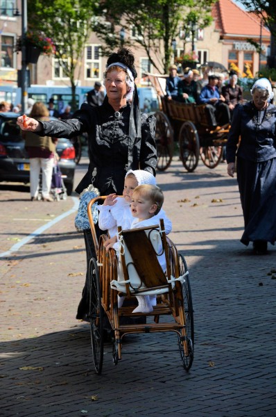 点击大图看下一张：荷兰传统的婴儿车图片