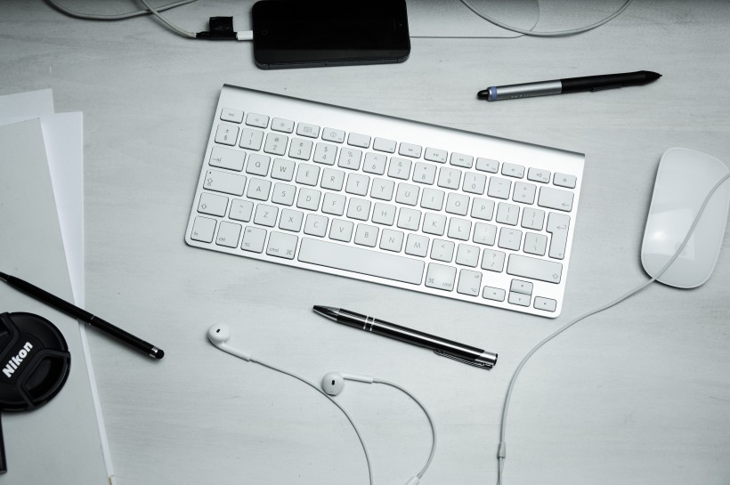 点击大图看下一张：白色电脑键盘图片