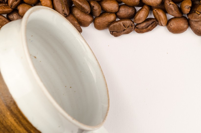 点击大图看下一张：装着咖啡豆的杯子图片