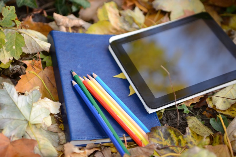 点击大图看下一张：笔记本、彩色铅笔和平板电脑图片