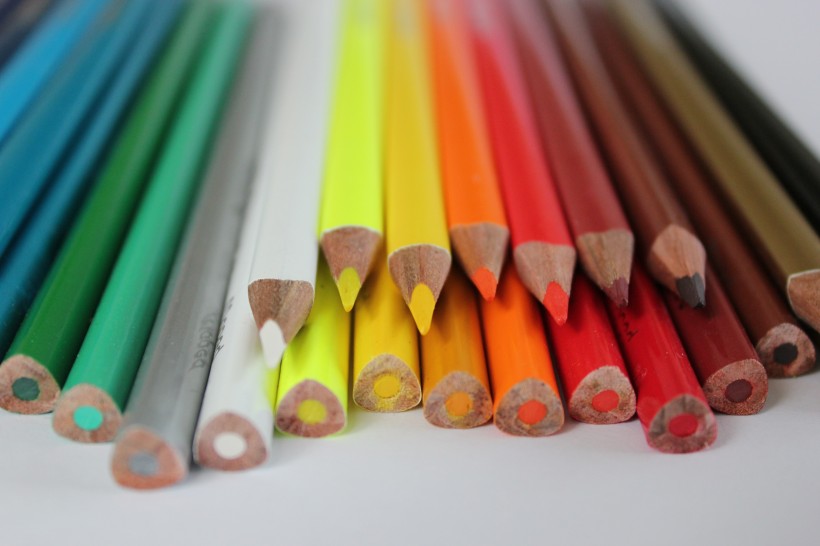 点击大图看下一张：多种颜色的彩色铅笔图片