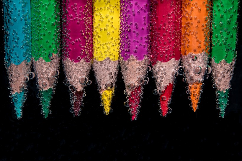 点击大图看下一张：彩色铅笔的特写图片