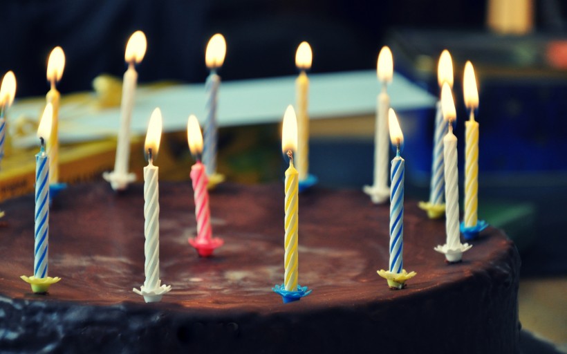 点击大图看下一张：五颜六色的生日蜡烛图片