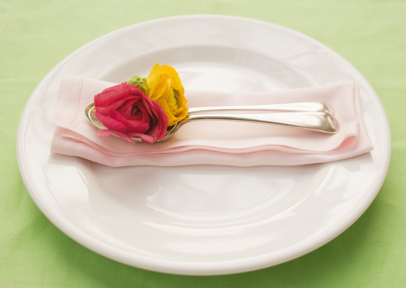 点击大图看下一张：餐具和花朵图片