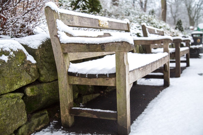 点击大图看下一张：雪后公园长椅图片