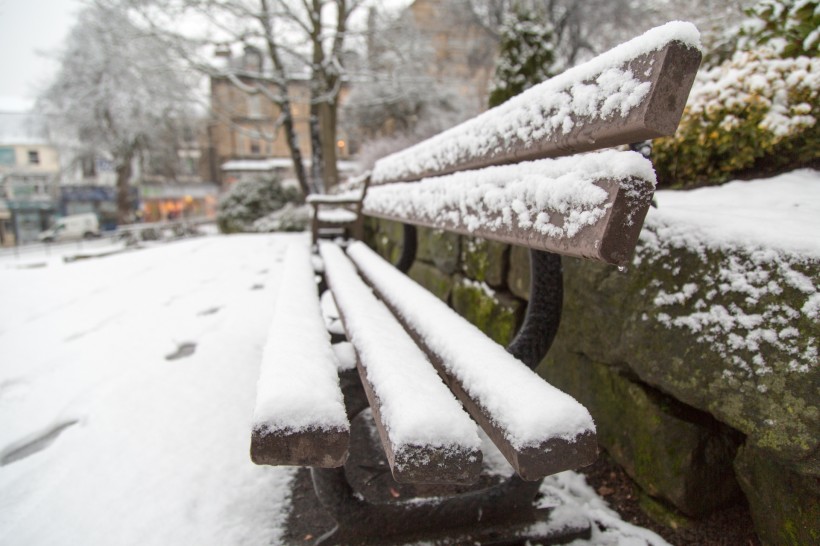 点击大图看下一张：雪后公园长椅图片