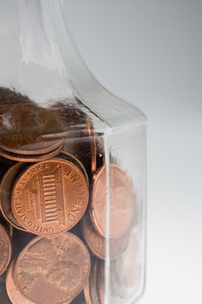 点击大图看下一张：储蓄罐和货币图片