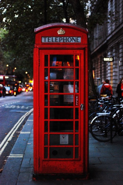 点击大图看下一张：红色的电话亭图片