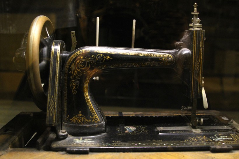 点击大图看下一张：古老的缝纫机图片