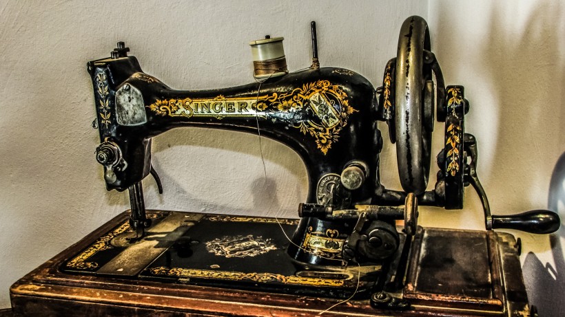 点击大图看下一张：古老的缝纫机图片