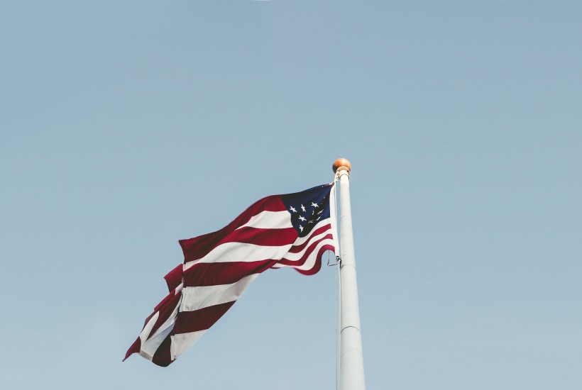 点击大图看下一张：飘扬的美国国旗图片