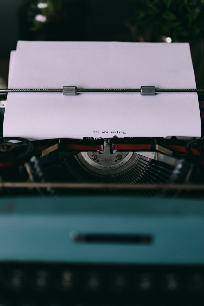 点击大图看下一张：复古打字机的特写图片