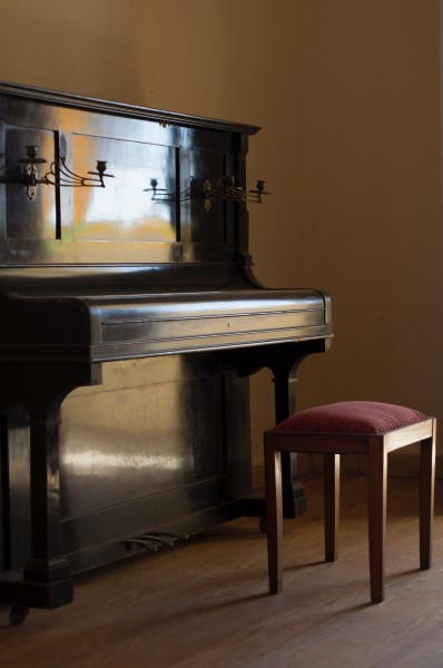 点击大图看下一张：放置的钢琴与琴凳图片