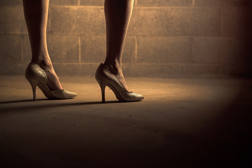 点击大图看下一张：女人脚上的高跟鞋图片
