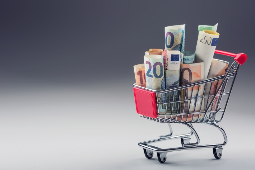 点击大图看下一张:购物车与钞票图片