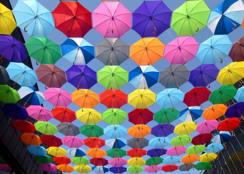点击大图看下一张：挂在空中的雨伞图片