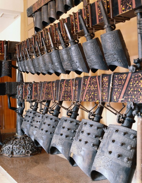 点击大图看下一张：古代乐器编钟图片